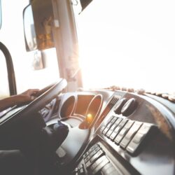 Suspensión de visas y licencias. Camioneros inmigrantes en EE. UU. preocupados por mantener sus permisos de trabajo